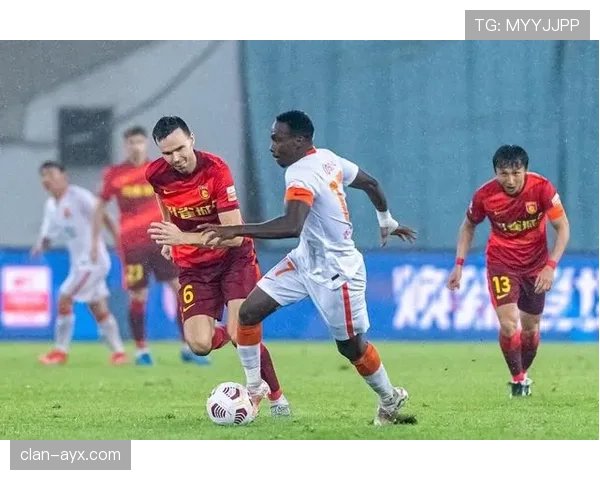 越南队河内集结备战国际赛事，球迷热情高涨