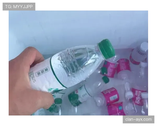 特雷·杨家的冰箱里塞满了能量饮料，连矿泉水都得排队